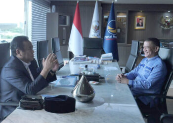 Syarif Mbuinga (kemeja biru) sasat bersilaturahmi ke ruang kerja Wakil Ketua DPR RI Bidang Korinbang, Rachmat Gobel di Jakarta