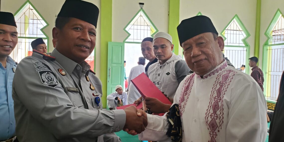 Kalapas Pohuwato, Irman Jaya (kiri), saat menyerahkan remisi khusus Indul Fitri kepada warga binaan.