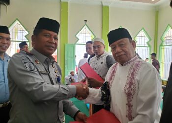 Kalapas Pohuwato, Irman Jaya (kiri), saat menyerahkan remisi khusus Indul Fitri kepada warga binaan.