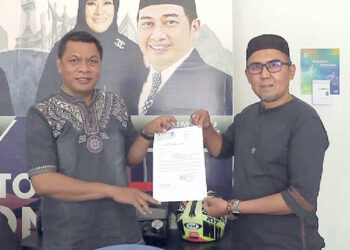 Wakil Ketua Bidang Pembangunan dan Infrastruktur, DPD Nasdem Kota Gorontalo,Suryadi Antule (pakai kaca mata, saat menyerahkan surat pengunduran diri dari keanggotaan Partai Nasdem.