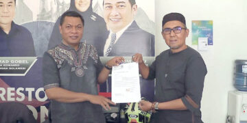 Wakil Ketua Bidang Pembangunan dan Infrastruktur, DPD Nasdem Kota Gorontalo,Suryadi Antule (pakai kaca mata, saat menyerahkan surat pengunduran diri dari keanggotaan Partai Nasdem.