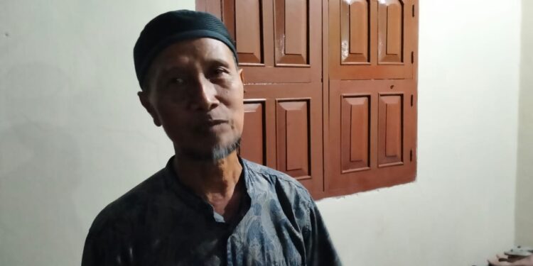 Imam Rochbin, kakek dari Naveea Azkadina Thalita Bandha, bocah 6 tahun yang hilang saat bermain di pekarangan rumah pada Kamis (4/5/2023). Foto : Lukman P{olimengo/mimoza.tv.