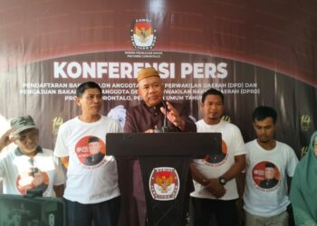 Jasin Dilo, saat memberikan keterangan pers usai mendaftarkan diri sebagai Bakal Calon Anggota DPD RI pada Pileg 2024 mendatang. Foto : Lukman Polimengo/mimoza.tv.