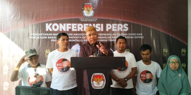 Jasin Dilo, saat memberikan keterangan pers usai mendaftarkan diri sebagai Bakal Calon Anggota DPD RI pada Pileg 2024 mendatang. Foto : Lukman Polimengo/mimoza.tv.