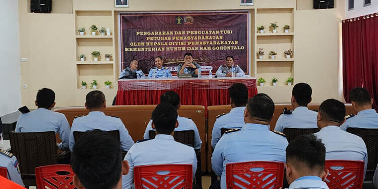 Kadivpas Kanwil Kemenkumham Provinsi Gorontalo, Bagus Kurniawan saat memberikan penguatan di Lapas Pohuwato, Selasa (16/5/2023.)