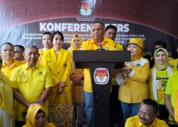 Ketua DPD Partai Golkar Provinsi Gorontalo, Rusli Habibie dalam jumpa pers usai mendaftarkan seluruh bakal calonnya di Kantor Komisi Pemilihan Umum Daerah (KPUD) Provinsi Gorontalo pada Ahad (14/5/2023).