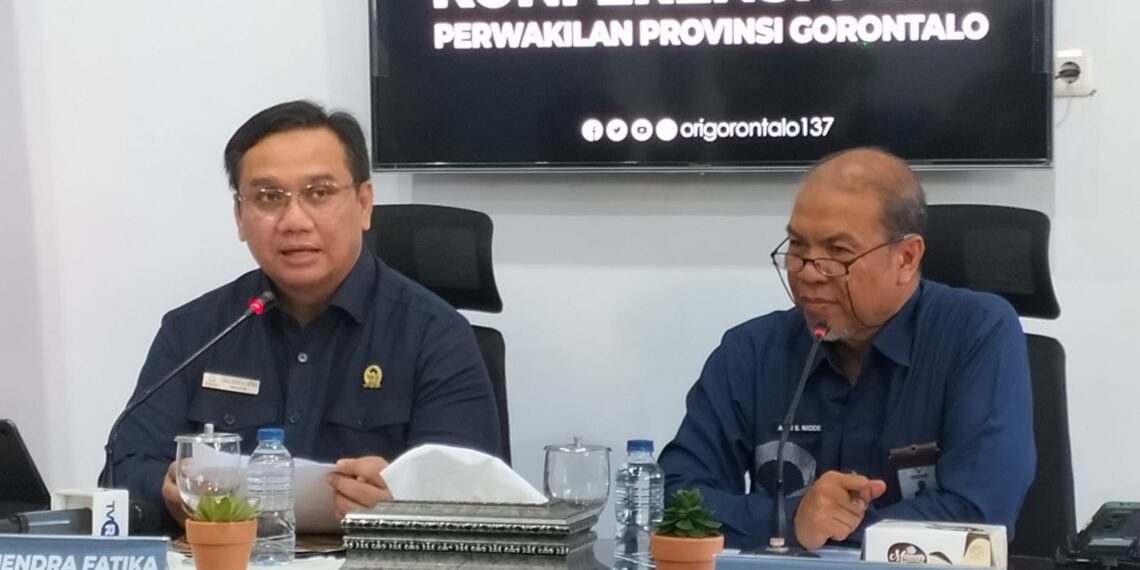 Anggota Ombudsman RI (ORI), Yeka Hendra Fatika (kiri) bersama Kepala Perwakilan Ombudsman RI, Provinsi Gorontalo, Alim S. Niode.