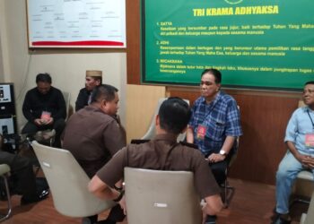 Niko Ilahude (kemeja kotak-kotak biru) bersama beberapa LSM mendatangi Kejaksaan Tinggi Gorontalo untuk mempertanyakan penanganan dugaan korupsi bansos dan PDAM Bone Bolango, Senin (19/6/2023). Foto : Lukman Polimengo/mimoza.tv.