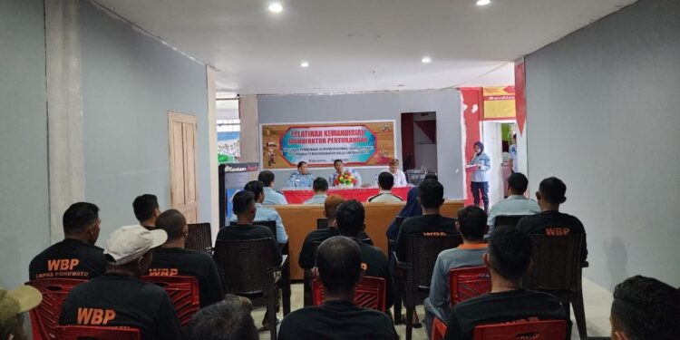 Kalapas Pohuwato, Irman Jaya, saat membuka program pelatihan kemandirian manufaktur pertukangan, yang diikuti oleh 20 warga binaan,  Rabu,(7/6/2023). Foto : Humas Lapas Pohuwato.
