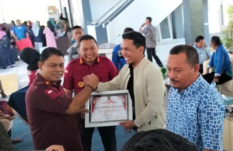 Kepala Divisi Pemasyarakatan kanwil Kemenkumham Gorontalo, Bagus Kurniawan memberikan piagam penghargaan kepada mitra, pada kegiatan bakti Sosial Cegah Stunting yang digelar di Kantor Kanwil Kemenkumham Gorontalo, Sabtu (29/7/2023). Foto : Lukman Polimengo/mimoza.tv.