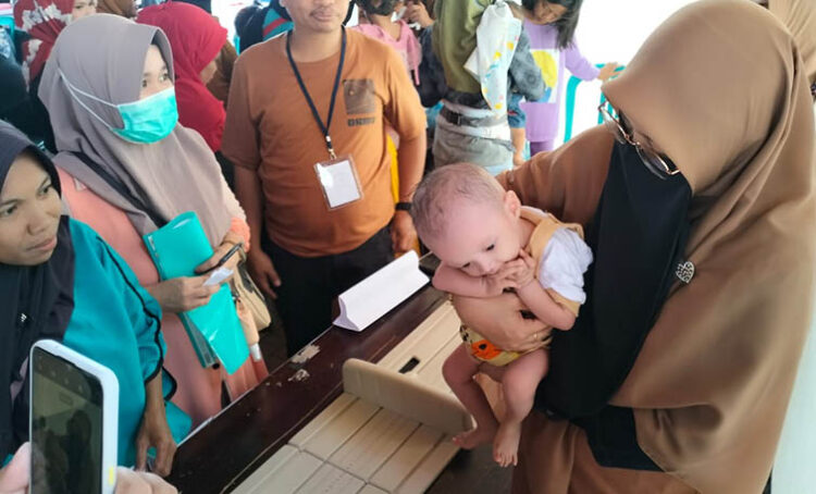 Anak balita mendapat pelayanan kesehatan dalam rangka pencegahan stunting yang digelar Kanwil Kemenkumham Gorontalo, Sabtu (29/7/2023). Foto : Lukman Polimengo/mimoza.tv.