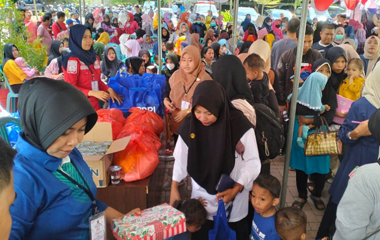 Selain mendapat pelayanan kesehatan, para ibu hamil dan balita juga mendapatkan bingkisan dalam kegiatan Bakti Sosial Cegah Stunting yang digelar di Kanwil Kemenkumham Gorontalo, Sabtu (29/7/2023). Foto : Lukman Polimengo/mimoza.tv.