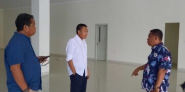 Ketua Bappilu DPW Partai NasDem Gorontalo, Rustam Akili bersama pengurus partai lainnya saat meninjau Kantor DPW NasDem baru yang berada di Kelurahan Dulomo Selatan, Kecamatan Sipatana, Kota Gorontalo, Senin (3/7/2023).