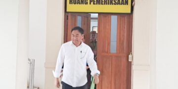 Bupati Bone Bolango, Hamim Pou saat keluar dari Ruang Pemeriksaan Kejaksaan Tinggi Gorontalo, Senin (10/7). Hamim diperiksa sebagai saksi dalam kasus dugaan korupsi hibah Perumda Tirta Bulango.