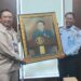 Kalapas Pohuwato, Irman Jaya menyerahkan lukisan karya warga binaan kepada Kepala Perwakilan Bank Indonesia Provinsi Gorontalo, Dian Nugraha, di Aula KPwBI Provinsi Gorontalo, Senin (10/7/2023). Foto : Lukman Polimengo.