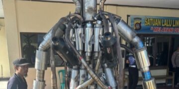 Ratusan knalpot racing hasil Operasi Otanaha Satlantas Polres Gorontalo yang disulap menjadi patung robot. Foto : Istimewa.