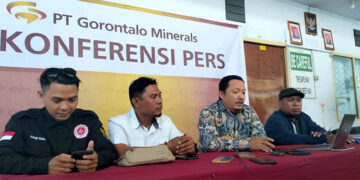 Kuasa hukum PT. Gorontalo Minerals, Duke Arie Widagdo saat memberikan keterangan pers, Sabtu (29/7/2023). Foto : Lukman polimengo/mimoza.tv.