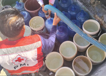 Mengantisipasi dampak E Nino di Kecamatan Botupingge, Kabupaten Gorontalo, PMI Provinsi Gorontalo bekerja sama dengan PMI Kabupaten Bone Bolango, menyalurkan air bersih kepada warga terdampak.Foto : Lukman Polimengo/mimoza.tv.