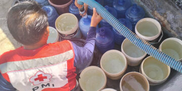 Mengantisipasi dampak E Nino di Kecamatan Botupingge, Kabupaten Gorontalo, PMI Provinsi Gorontalo bekerja sama dengan PMI Kabupaten Bone Bolango, menyalurkan air bersih kepada warga terdampak.Foto : Lukman Polimengo/mimoza.tv.