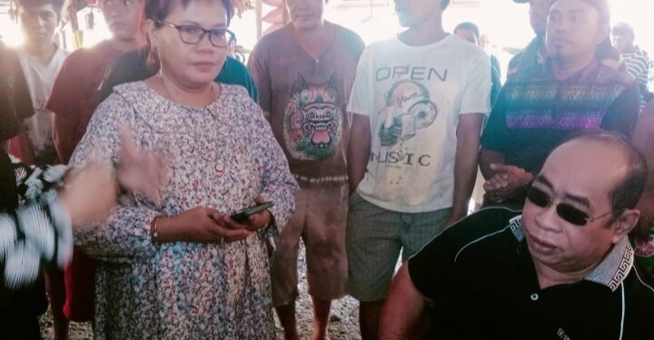 Anggota DPRD Provinsi Gorontalo, Adhan Dambea saat mendengarkan keluhan dari pedagang yang hingga saat ini belum menempati Pasar Sentral, Sabtu (12/8/2024).