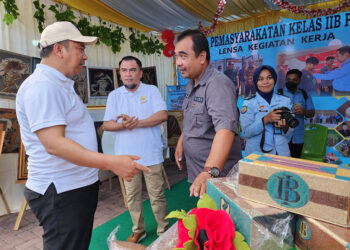 Kepala Perwakilan Bank Indonesia (KPwBI) Gorontalo, Dian Nugraha (kaos putih) saat mengunjungi stand Lapas Pohuwato dalam pameran Legal Expo yang digelar di Kanwil Kemenkumham Gorontalo, Selasa (1/8/2023). Foto : Lukman Polimengo/mimoza.tv.