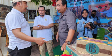 Kepala Perwakilan Bank Indonesia (KPwBI) Gorontalo, Dian Nugraha (kaos putih) saat mengunjungi stand Lapas Pohuwato dalam pameran Legal Expo yang digelar di Kanwil Kemenkumham Gorontalo, Selasa (1/8/2023). Foto : Lukman Polimengo/mimoza.tv.