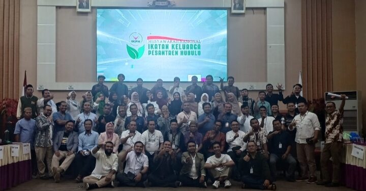 Foto bersama  kegiatan  Musyawarah Nasional (Munas) Ikatan Keluarga Pesantren Hubulo (IKPH) Ke 7, tahun 2023.