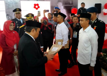 Pj Gubernur Gorontalo, Ismail Pakaya, saat menyerahkan SK Remisi umum kepada warga binaan di Lapas kelas IIA Gorontalo. Foto : Lukman Polimengo/mimoza.tv.