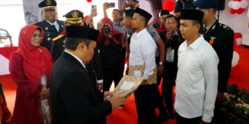 Pj Gubernur Gorontalo, Ismail Pakaya, saat menyerahkan SK Remisi umum kepada warga binaan di Lapas kelas IIA Gorontalo. Foto : Lukman Polimengo/mimoza.tv.