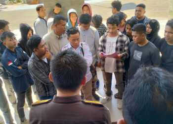 Aliansi Mahasiswa dan Masyarakat Peduli Gorontalo (AMPG) meminta pihak Kejaksaan Tinggi (Kejati) Gorontalo, untuk segera menahan Hamim Pou dalam kasus dugaan korupsi program Bantuan Sosial (Bansos) tahun 2011 -2012. Hal itu AMPG sampaikan saat menggelar unjuk rasa di Kantor Kejati Gorontalo pada Selasa (26/9/2023). Foto : Lukman Polimengo/mimoza.tv.