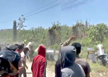 Tangkapal layar video sejumlah anggota kepolisian yang menghindari amukan massa saat terjadi demo di Kabupaten Pohuwato, Kamis (21/9/2023).