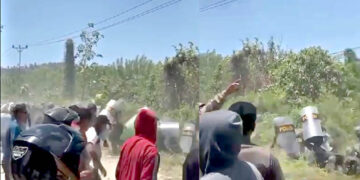 Tangkapal layar video sejumlah anggota kepolisian yang menghindari amukan massa saat terjadi demo di Kabupaten Pohuwato, Kamis (21/9/2023).