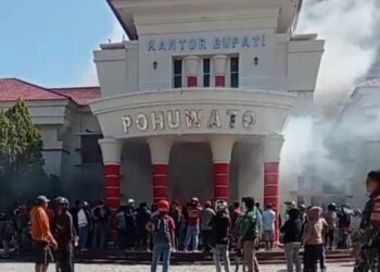Tangkapan layar video siaran langsung aksi demo di Kantor Bupati Pohuwato, Kamis (21/9/2023).