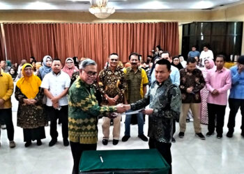 Aliansi Penyelenggara Perguruan Tinggi Indonesia (APPERTI) Provinsi Gorontalo mengadakan Musyawarah Wilayah (Muswil) ke-2, yang digelar di Gedung Auditorium Universitas Gorontalo (UG), Sabtu (30/09/2023). Dalam Muswil itu pengurus pusat melantik kepengurusan APPERTI Provinsi Gorontalo Periode 2023 - 2027, Dr. Rustam Akili, SE, SH, MH. Foto : Lukman Polimengo/mimoza.tv.