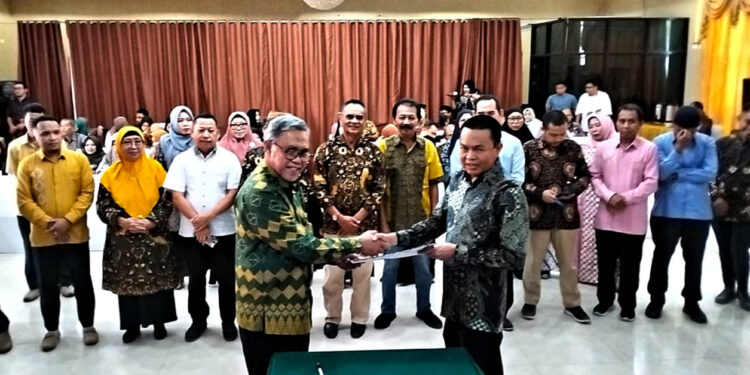 Aliansi Penyelenggara Perguruan Tinggi Indonesia (APPERTI) Provinsi Gorontalo mengadakan Musyawarah Wilayah (Muswil) ke-2, yang digelar di Gedung Auditorium Universitas Gorontalo (UG), Sabtu (30/09/2023). Dalam Muswil itu pengurus pusat melantik kepengurusan APPERTI Provinsi Gorontalo Periode 2023 - 2027, Dr. Rustam Akili, SE, SH, MH. Foto : Lukman Polimengo/mimoza.tv.