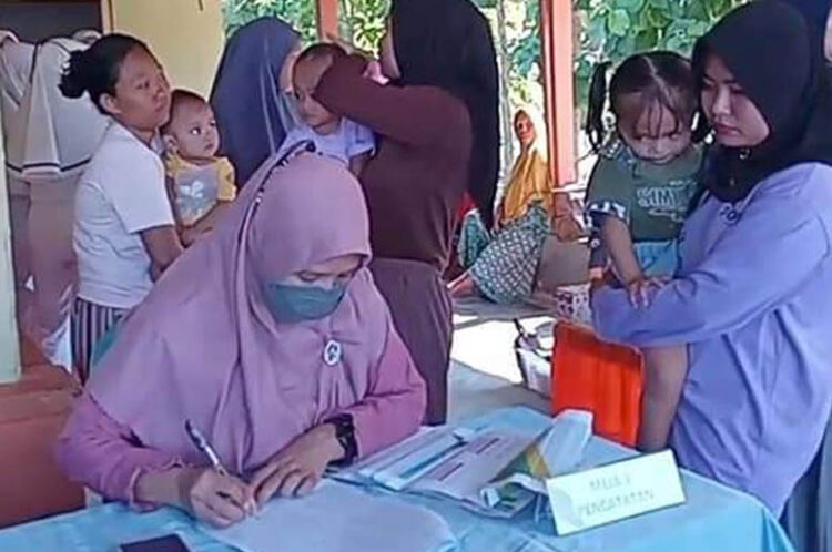 Kegiatan Posyandu di Desa Bongoime, yang didukung oleh petugas kesehatan dari Puskesmas Tilongkabila. Foto : Dokumentasi Puskesmas Tilongkabila.