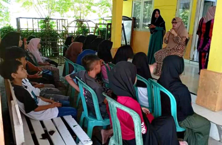 Sosialisasi kesehatan pada kegiatan Posyandu Remaja oleh Puskesmas Tilongkabila. Foto : Dokumentasi Puskesmas Tilongkabila.