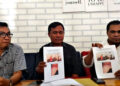 Susanto Kadir (kemeja kotak-kotak) bersama rekan advokat lainnya saat menggelar jumpa pers terkait dengan dugaan penganiayaan terhadap salah seorang tersangka dalam unjuk rasa di Pohuwato.Foto : Lukman Polimengo/mimoza.tv.