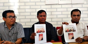 Susanto Kadir (kemeja kotak-kotak) bersama rekan advokat lainnya saat menggelar jumpa pers terkait dengan dugaan penganiayaan terhadap salah seorang tersangka dalam unjuk rasa di Pohuwato.Foto : Lukman Polimengo/mimoza.tv.