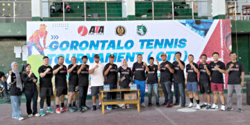 Foto bersama panitia dan pengurus PELTI Provinsi Gorontalo pada pembukaan Gorontalo Tennis Tournament (GTT), di Tennis Indor UNG, Sabtu (7/10/2023).