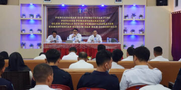 Upaya meningkatkan profesionalisme petugas pemasyarakatan, Kepala Divisi Pemasyarakatan Kanwil Kemenkumham Gorontalo, Bagus Kurniawan, memberikan pengarahan dan penguatan kepada seluruh petugas Lapas Pohuwato, Rabu (11/10/2023).