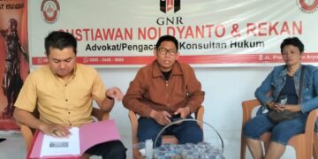 Rahmat Huwoyon (tengah) dan Eka Noldyanto 9kemeja kuning) saat memberikan keterangan pers soal  selaku kuasa hukum dari M, tersangka kasus dugaan pelecehan seksual dengan modus tukang pijat, Sabtu (28/10/2023). Foto : Lukman Polimengo/mimoza.tv.