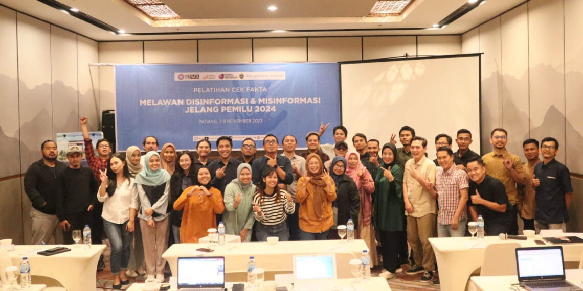 Asosiasi Media Siber Indonesia (AMSI) menggelar pelatihan cek fakta di Kota Padang, Sumatera Barat. Pelatihan yang melibatkan 30 jurnalis dari berbagai daerah di sumatera ini berlangsung selama tiga hari sejak Selasa 7 November hingga Kamis 9 November 2023.