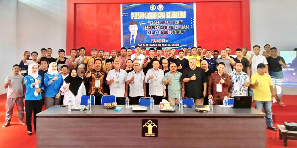 Foto bersama warga binaan bersama  Lembaga Bantuan Hukum (LBH) Universitas Gorontalo (UG), yang mengadakan penyuluhan hukum kepada puluhan warga binaan di Lembaga Pemasyarakatan (Lapas) Kelas IIA Gorontalo, Rabu (8/11/2023).