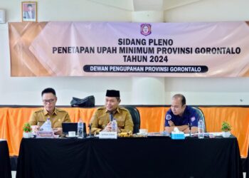 Penjabat Gubernur Gorontalo, Ismail Pakaya (tengah) saat sidang pleno penetapan Upah Minimum Provinsi (UMP) untuk tahun 2024, Selasa (21/11/2023).