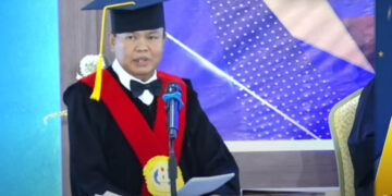 Prof. Dr. H. Rustam Akili, SE., SH., MH saat memberikan orasi ilmiah dalam upacara pengukuhan Guru Besar yang digelar di Gedung Universitas Gorontalo Convention Center (UGCC) Selasa (28/11/2023).
