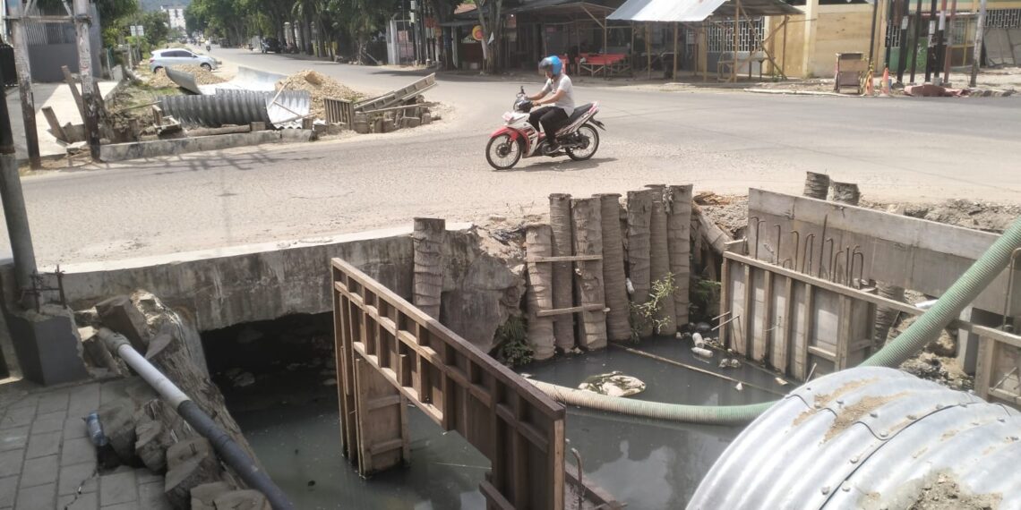 Kondisi saat ini, pengerjaan Pengerjaan proyek Kanal Tanggidaa yang berada di Jalan HOS Cokroaminoto, Kota Gorontalo, Kamis (9/11/2023). Foto : Lukman Polimengo/mimoza.tv.
