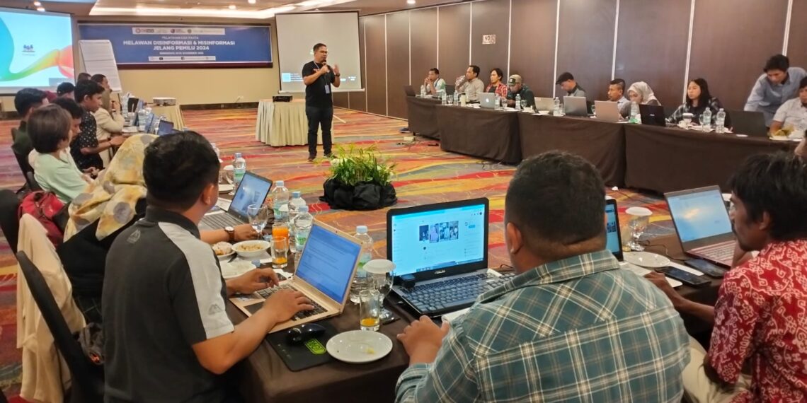 Pelatihan Cek Fakta “Melawan Disinformasi dan Misinformasi Jelang Pemilu 2024” untuk 30 wartawan, yang digelar di Makassar 14 – 16 November 2023. Foto : Lukman Polimengo/mimoza.tv.