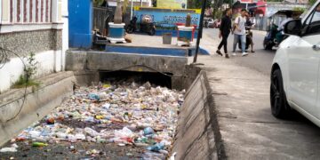 Tumpukan sampah yang berada si saluran air di Jalan Jaksa Agung Suprapto, Kelurahan Limba U Dua, Kota Gorontalo. Foto : Lukman Polimengo, mimoza.tv.