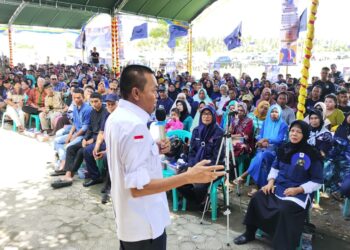 Caleg DPR RI nomor urut 2 dari Partai Nasdem, Rustam Akili saat berorasi pada kampanye terbatas Partai Nasdem di Kabupaten Gorontalo Utara, Selasa (12/12/2023).